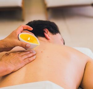 Massagem hidratante com vela aromática