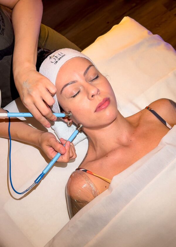 Revitalização facial com microcorrentes - Face, pescoço e colo