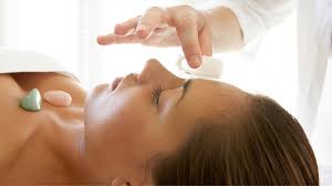 Massagem Reikiana com cristais